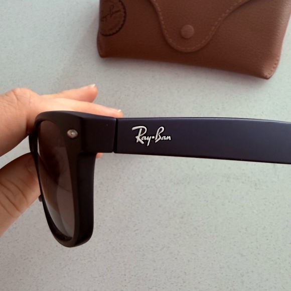 NWOT Rayban New Wayfarer Classic Polarized Matte Black Frame/Blue Grey Lenses - Picture 12 of 14